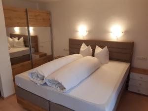 Posteľ alebo postele v izbe v ubytovaní Landhaus Klausnerhof Hotel Garni