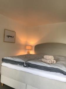 een slaapkamer met een bed met twee handdoeken erop bij Große Ferienwohnung mit 2 Schlafzimmern in Miltenberg