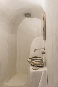 White Cellar cave houses by Cycladica tesisinde bir banyo