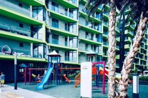 พื้นที่เล่นสำหรับเด็กของ Baby Sea View and Pools Apartment- Mamaia Beach Resort