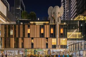 un edificio con un elefante a su lado en Shenzhen Yanan Hotel, en Shenzhen