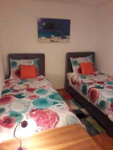 dwa łóżka siedzące obok siebie w sypialni w obiekcie Apartments Alen Pula w Puli