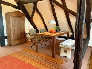 Habitación con mesa de madera y sillas. en Historische Ferienwohnung mit Kamin in Lich, en Lich