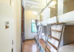 Двох'ярусне ліжко або двоярусні ліжка в номері REST IS MORE hostel