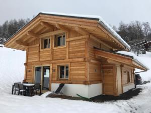 een blokhut in de sneeuw met een tafel bij Les Ours de Combloux in Combloux