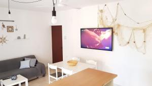 Et tv og/eller underholdning på Apartments Branka- 4 apartments in house- 1 apartment has jacuzzi