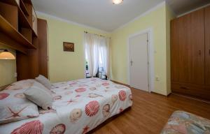 Postel nebo postele na pokoji v ubytování Apartments Debelić