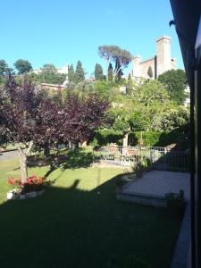 A garden outside Alloggio Turistico Civico 4