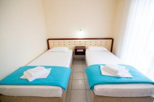 Postel nebo postele na pokoji v ubytování Dionisos Hotel