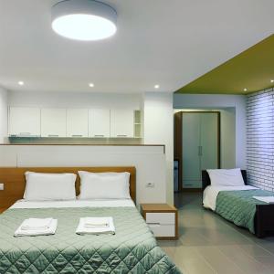Postel nebo postele na pokoji v ubytování Sunrise Luxury Apartments + 99 fotografií