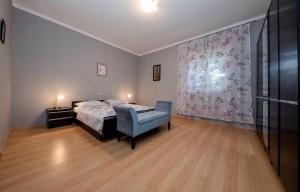 Postel nebo postele na pokoji v ubytování Apartments Debelić
