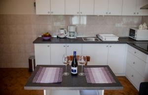 Kuchyň nebo kuchyňský kout v ubytování Apartments Debelić