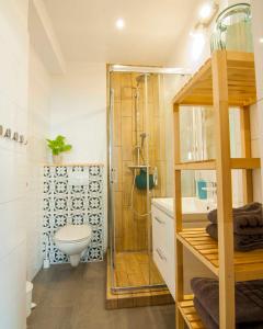 La salle de bains est pourvue d'une douche, de toilettes et d'un lavabo. dans l'établissement Na Klifie Cafe Apartament, à Ustronie Morskie
