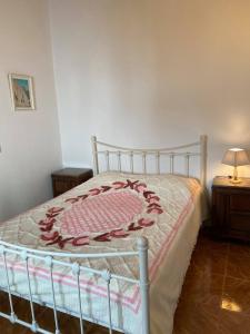 Een bed of bedden in een kamer bij Casinhas Alegria