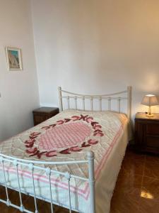 a bedroom with a bed with a blanket on it at Casinhas Alegria in São Marcos do Campo