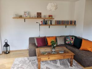 ein Wohnzimmer mit einem Sofa und einem Couchtisch in der Unterkunft Ferienwohnung "Burgpanorama" in der Südpfalz in Leinsweiler