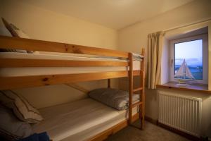 Poschodová posteľ alebo postele v izbe v ubytovaní Atholl Cottage