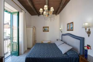 Residenza Del Duca Rooms & Apartments tesisinde bir odada yatak veya yataklar
