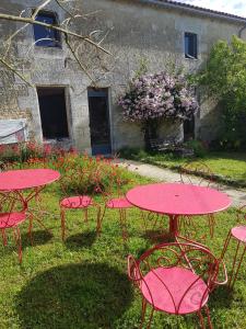MarsacにあるDomaine De Chantemerle B'nBの庭のピンクのテーブルと椅子