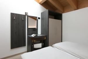 sypialnia z 2 łóżkami, umywalką i lustrem w obiekcie Bait Bepin 14 w Livigno