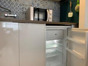 トレモリノスにあるLujoso estudio frontal al marのキッチン(白い冷蔵庫、電子レンジ付)