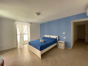 - une chambre bleue avec un lit et un mur bleu dans l'établissement Historic Center Suite, à Sorrente
