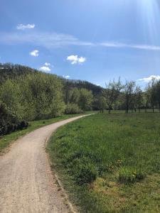 a dirt road in the middle of a field at TOP ausgestattete, moderne 2 Zimmer Wohnung, Smart TV, WLAN, familienfreundlich in Rudolstadt