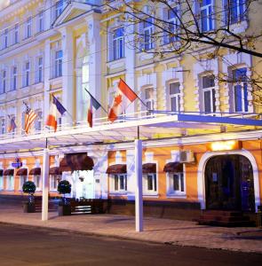 モスクワにあるホテル マンダリンの旗の山積みの建物