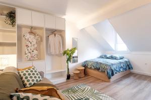 um quarto com um sofá, uma cama e uma janela em Le Carnot - HYPERCENTRE - Cosy & Climatisation em Cannes