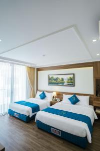 Un pat sau paturi într-o cameră la Khách sạn Hercury FLC Sầm Sơn