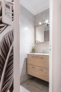 uma casa de banho com um lavatório e um espelho em Le Carnot - HYPERCENTRE - Cosy & Climatisation em Cannes
