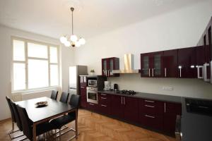 eine Küche mit einem Tisch und einem Esszimmer in der Unterkunft Prague Central Exclusive Apartments in Prag