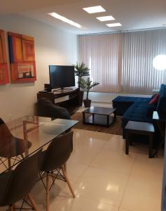 uma sala de estar com um sofá e uma mesa em Apartamento Barão da Torre no Rio de Janeiro