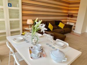 uma sala de estar com uma mesa branca e um sofá em Apartamento Valdenoja Playa Sardinero em Santander