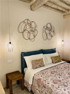 una camera da letto con un letto e due sfere sul muro di Opio 60 a Montepulciano