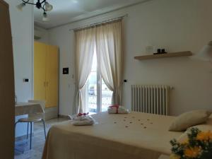 マルティンシクーロにあるVilla Consortiのベッドルーム1室(花の咲く窓付)
