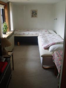 - une chambre avec 2 lits jumeaux et une fenêtre dans l'établissement Strandhuset Holiday Home, à Glyngøre