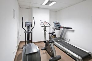 The fitness centre and/or fitness facilities at Golden Tulip São João da Madeira Hotel