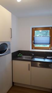 A kitchen or kitchenette at Gästehaus Braunegger