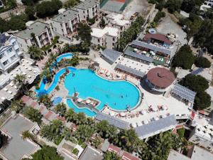 una vista aérea de una piscina en un complejo en PHOENIX SUN HOTEL, en Bodrum City