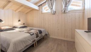 Ένα ή περισσότερα κρεβάτια σε δωμάτιο στο Les Ours de Combloux