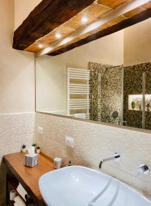 bagno con lavandino e grande specchio di Opio 60 a Montepulciano