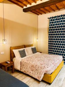 um quarto com uma cama e uma janela em Opio 60 em Montepulciano