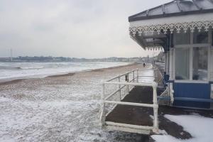 - un bâtiment sur une plage enneigée dans l'établissement Lavender House Weymouth, à Weymouth