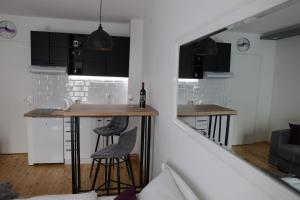 Η κουζίνα ή μικρή κουζίνα στο Apartman Ena
