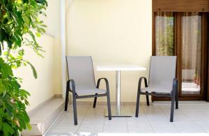 スキアトスタウンにあるAntelia Homesのパティオ(椅子2脚、テーブル1台付)