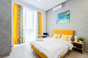 um quarto com uma cama grande e uma parede de tijolos em View smart Apartment Kvartet Railway Station 4D em Kiev