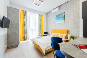 sypialnia z łóżkiem, stołem i krzesłami w obiekcie View smart Apartment Kvartet Railway Station 4D w Kijowie