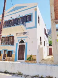 um edifício com tinta azul e branca em Paradisos Kastellorizou em Meyisti