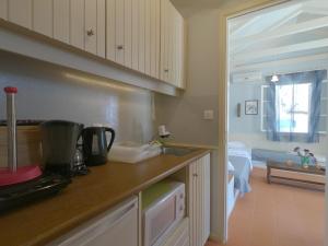 una cucina con lavandino e piano di lavoro di Ioniso House a Vathi